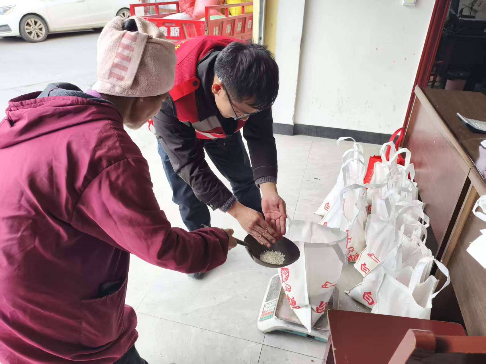 驻村工作队协助村民称重糯米.jpg