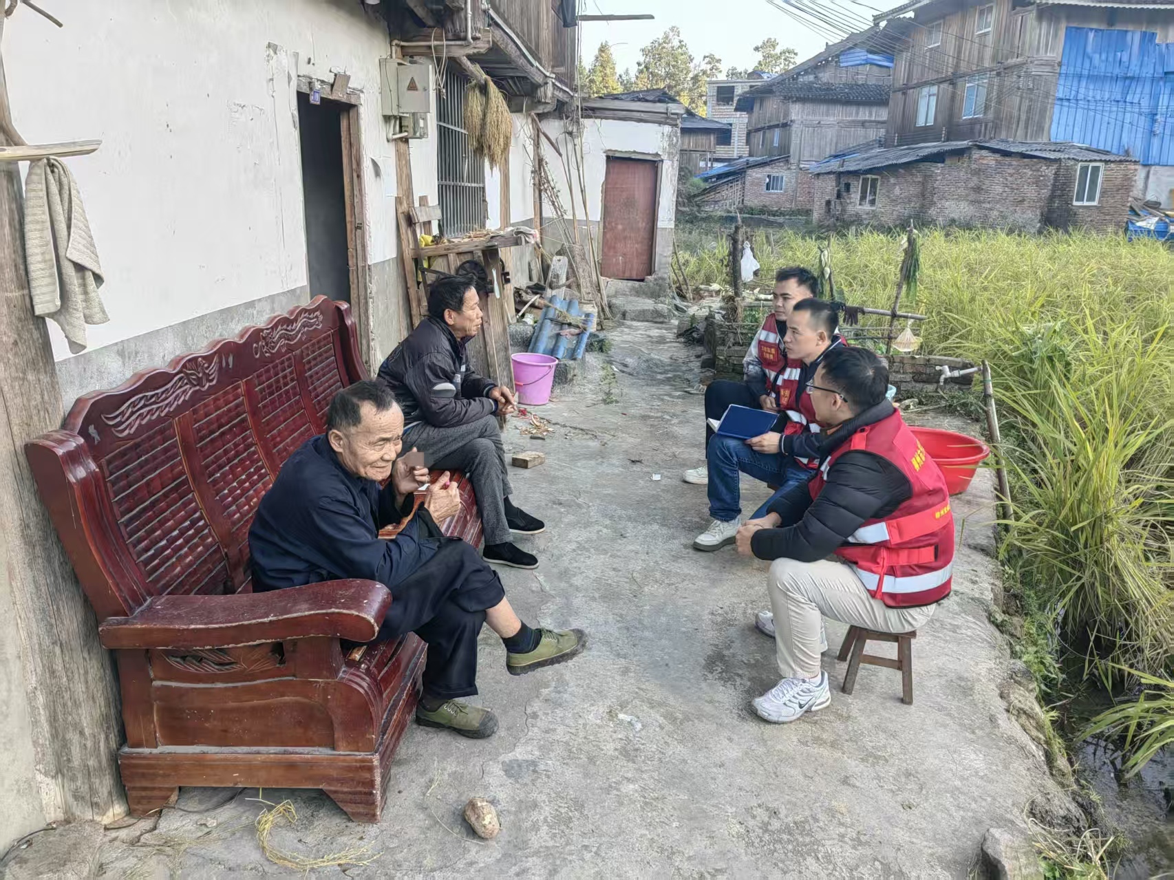 驻村工作队入户了解村民生产生活情况.jpg