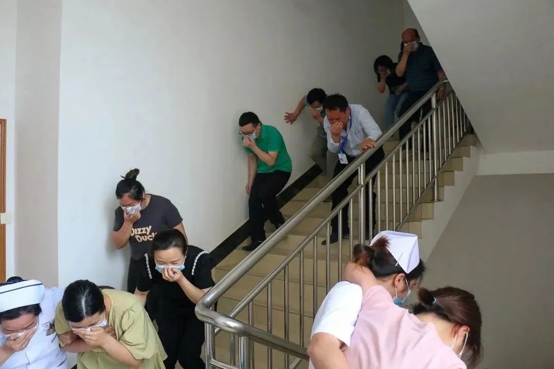 引导人员疏散2.jpg